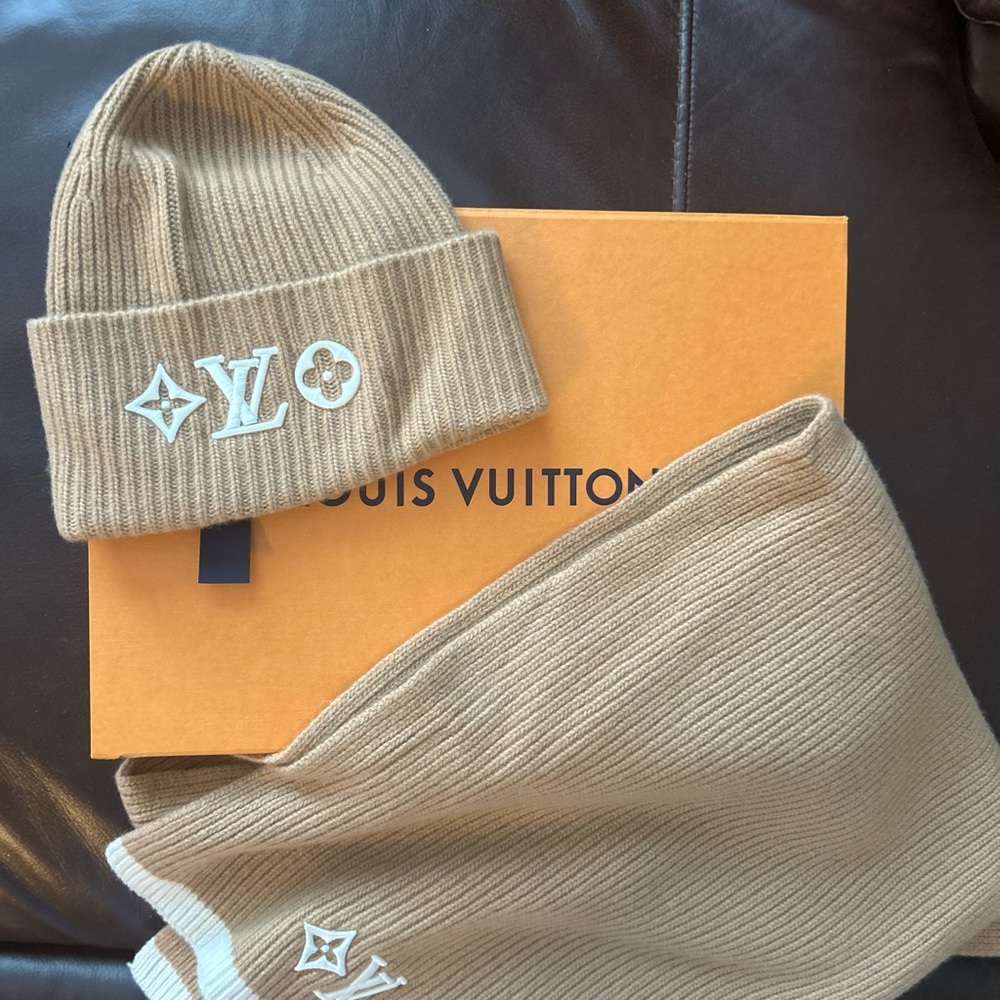 NEW AUTHENTIC LOUIS VUITTON HEADLINE BEANIE AND SCARF- camel color